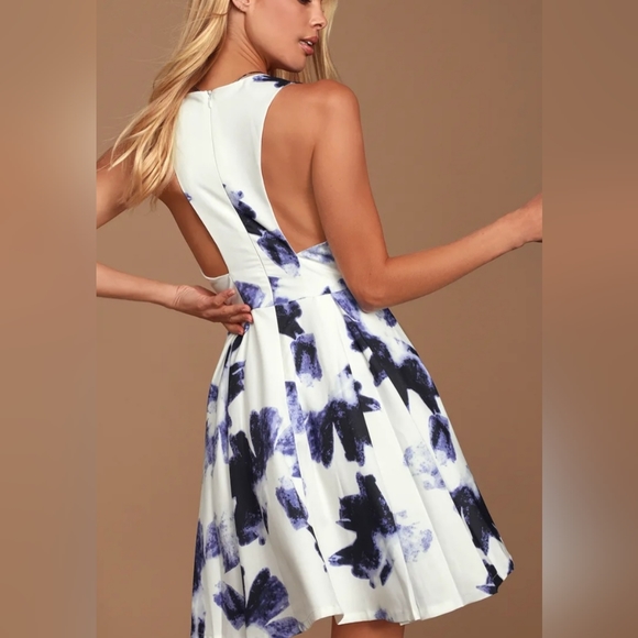 Lulus Dress Skater Style Floral Blue and White SZ Large - Picture 2 of 6
